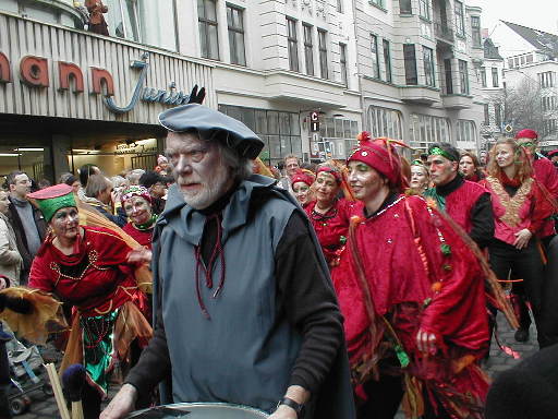 Gruppenfoto "Anno 1404", Straßen-Karneval mit Sambanana  © imviertel.e-i-k-e.de