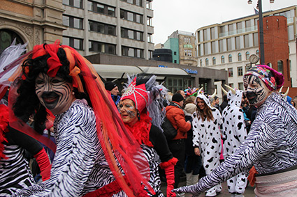 Die Sambatangruppe minha dança beim Bremer Karneval 2014, Motto: HEIMAT