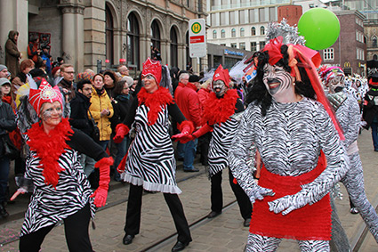 Die Sambatangruppe minha dança beim Bremer Karneval 2014, Motto: HEIMAT