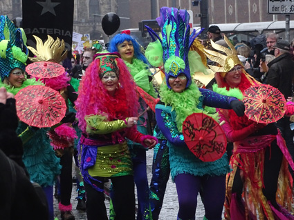 "Die Sambatanzgruppe minha dança beim Bremer Karneval 2015"