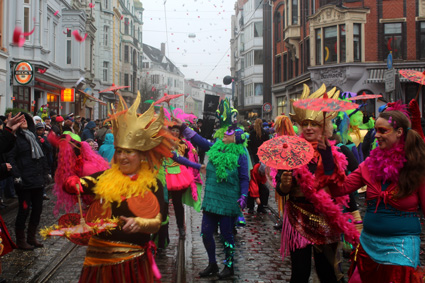 Die Sambatanzgruppe minha dança beim Bremer Karneval 2015